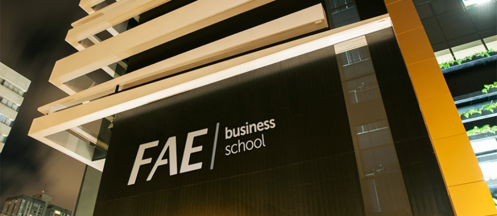 Diferenciais da pós-graduação na FAE Business School Fachada do prédio de pós-graduação da FAE Business School
